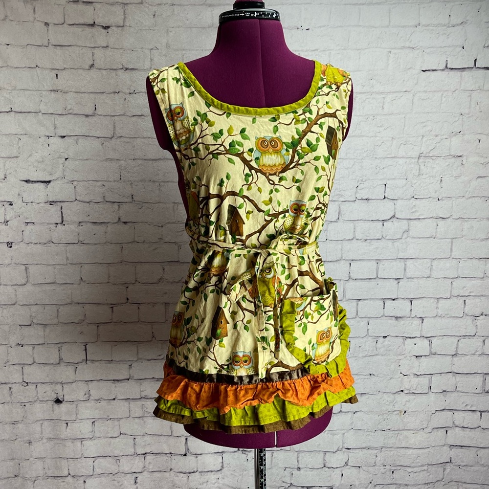 Owl print full apron with pocket and ruffle hem